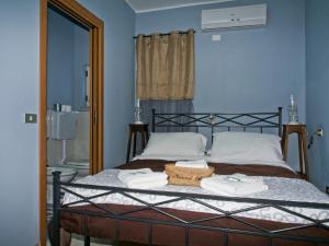 a bedroom with a bed with two towels on it at B&B I Girasoli in Francavilla al Mare