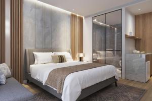 富国Skyline Hotel Phú Quốc的一间带大床的卧室和一间浴室