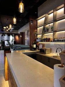 Lounge atau bar di The Nest HOTEL & RESTAURANT
