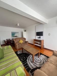 una sala de estar con un sofá y una mesa en Frere Hill Guesthouse, en Durban