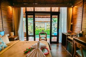 Postel nebo postele na pokoji v ubytování Ngesil Private Joglo & Pool + 45 fotografií