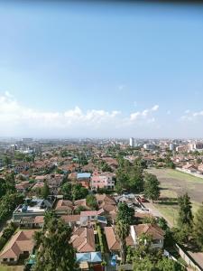 Nespecifikovaný výhled na destinaci Nairobi nebo výhled na město při pohledu z kapslového hotelu
