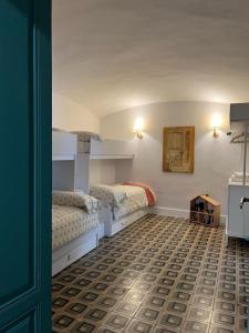 una habitación con dos literas y una mesa en Casa MIRA, en Olivenza