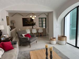 una sala de estar con un sofá y una mesa en Casa MIRA, en Olivenza