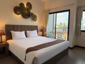 Postel nebo postele na pokoji v ubytování YouDee Hotel Patong - formerly Meir Jarr Hotel Patong