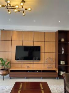 Televisyen dan/atau pusat hiburan di 3 Bed Luxury Condo in Lubowa