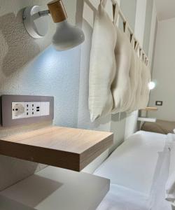 Pokój z łóżkiem i zegarem na ścianie w obiekcie B&B Tiscali w mieście Dorgali