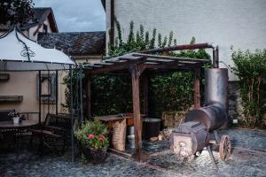 an outdoor kitchen with an old stove in a yard at Hotel-Restaurant Zur Krone in Löhnberg