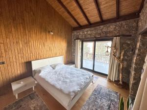 Kama o mga kama sa kuwarto sa HillStone Adrasan, A premium Stone House