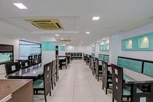 une salle à manger avec des tables et des chaises en bois dans l'établissement Collection O Jal Sagar, à Jarod