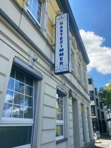 un cartel en el costado de un edificio en Gästezimmer Gasthof Becker, en Wülfrath