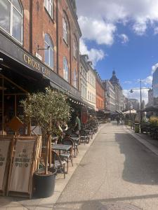 Une rue vide avec des tables et des chaises dans une ville dans l'établissement The Modern Breakaway in Aarhus, à Aarhus