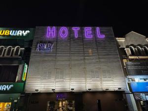Un cartel de hotel en el lateral de un edificio en Ashley Boutique Hotel, en Kota Damansara