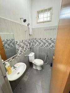 Et badeværelse på ADA Homestay Senak