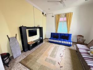 Et tv og/eller underholdning på ADA Homestay Senak + 2 billeder