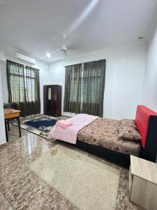 En eller flere senge i et værelse på ADA Homestay Senak