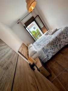 a bedroom with a bed and a window at La Casa del Muro in El Bosque +9 photos