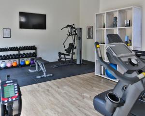 une salle de sport avec tapis de course et poids dans l'établissement Heartbeat Retreat - Luxury Estate with Gym & Sauna, à Dunsborough