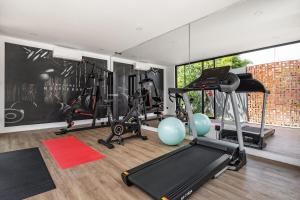 ein Fitnessstudio mit mehreren Laufbändern und Ergometern in der Unterkunft Private Villa Ayra 8E by OriVista 10min to Melasti Beach in Uluwatu