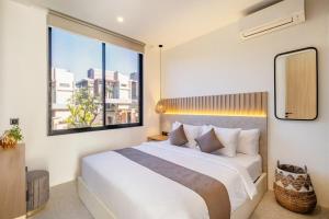 ein Schlafzimmer mit einem großen Bett und einem großen Fenster in der Unterkunft Private Villa Ayra 8E by OriVista 10min to Melasti Beach in Uluwatu + 14 Fotos