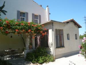 a house with flowers on the side of it at Le Mas De La Verdiere in Avignon