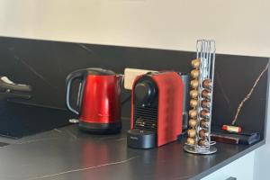 encimera con cafetera y licuadora en T2 vue mer climatisé wifi & refait à neuf idéalement situé à Ajaccio, en Ajaccio