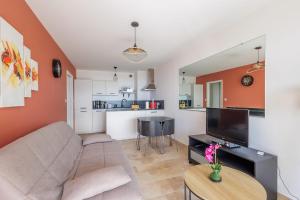 una sala de estar con un sofá y una mesa en T2 vue mer climatisé wifi & refait à neuf idéalement situé à Ajaccio, en Ajaccio 14 fotos más