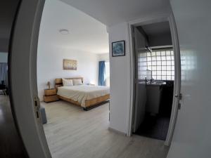 Postel nebo postele na pokoji v ubytování Stunning Top-Floor Beachfront Apartment