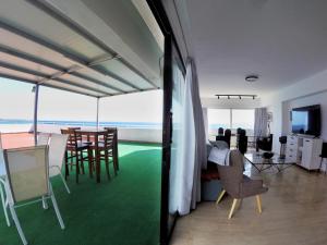 TV a/nebo společenská místnost v ubytování Stunning Top-Floor Beachfront Apartment