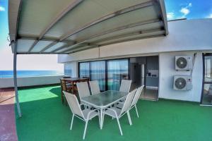 Balkón nebo terasa v ubytování Stunning Top-Floor Beachfront Apartment