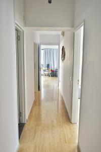Fotografie z fotogalerie ubytování Stunning Top-Floor Beachfront Apartment v destinaci Larnaka
