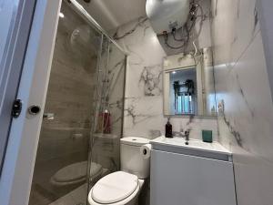 un bagno con wc, doccia e lavandino di Hermoso apartamento estudio en el centro de Madrid a Madrid