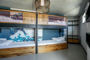 a room with two bunk beds in a house at Lieblingsplatz Hotel Surf Rescue Club in Grömitz