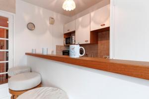 Η κουζίνα ή μικρή κουζίνα στο Le Panorama des Ébihens - Duplex vue mer +4 φωτογραφίες