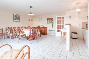 Η κουζίνα ή μικρή κουζίνα στο Le Panorama des Ébihens - Duplex vue mer