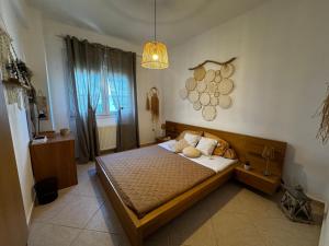 a bedroom with a large bed in a room at DiamondSunsetApartments in Perea