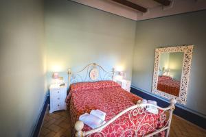 Ένα ή περισσότερα κρεβάτια σε δωμάτιο στο Albergo Diffuso Borgo Montemaggiore