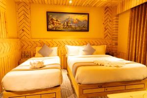 Uma cama ou camas num quarto em Trekkers Inn Boutique Hotel Pokhara