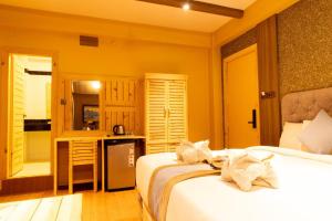 Rúm í herbergi á Trekkers Inn Boutique Hotel Pokhara +37 myndir
