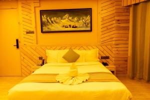 Uma cama ou camas num quarto em Trekkers Inn Boutique Hotel Pokhara