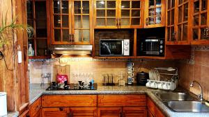 Family Room 1A Transient Baguio Parking Wifiにあるキッチンまたは簡易キッチン