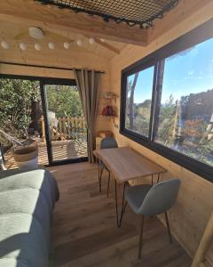 Balcon ou terrasse dans l'établissement La Cabane Aixoise Piscine & Jacuzzi