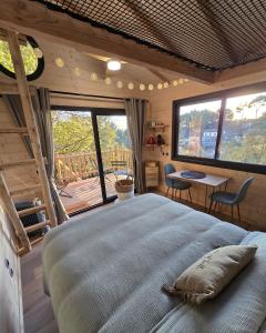 Un ou plusieurs lits dans un hébergement de l'établissement La Cabane Aixoise Piscine & Jacuzzi