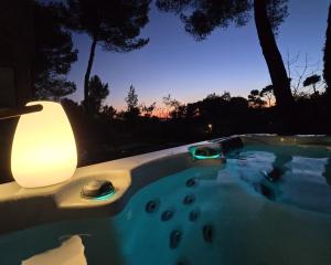 Photo de la galerie de l'établissement La Cabane Aixoise Piscine & Jacuzzi, à Aix-en-Provence