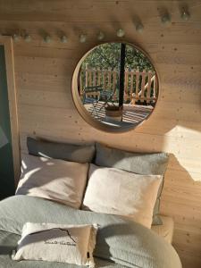 Un ou plusieurs lits dans un hébergement de l'établissement La Cabane Aixoise Piscine & Jacuzzi