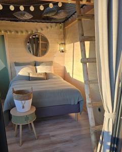 Un ou plusieurs lits dans un hébergement de l'établissement La Cabane Aixoise Piscine & Jacuzzi