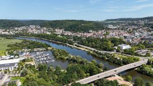 una vista aerea su un fiume e su una città di Merziger Fußgängerzone a Merzig