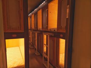 Postel nebo postele na pokoji v ubytování 82 Capsule Hotel