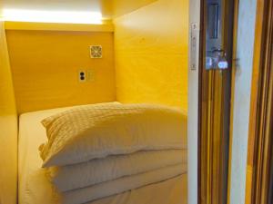 Postel nebo postele na pokoji v ubytování 82 Capsule Hotel