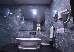 Ένα μπάνιο στο Aloha Terrace Apartment by Punianis +67 φωτογραφίες